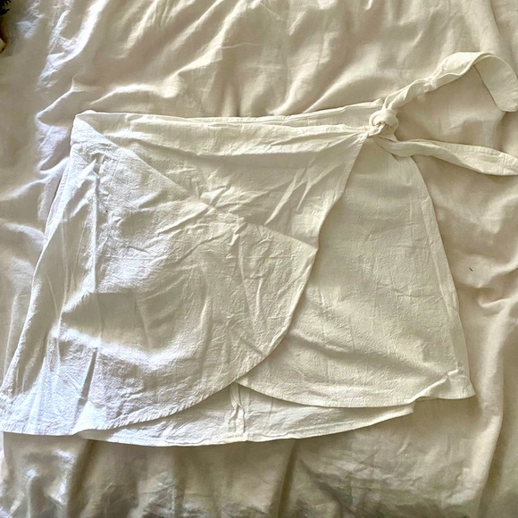 White linen wrap skirt. Great for the beach. Zipper closure on back, tie front - Picture 1 of 1